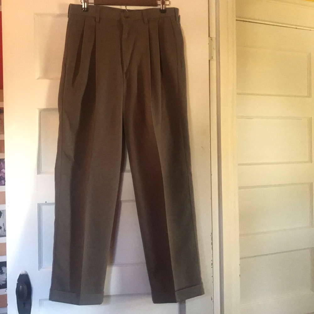 Men’s 32x32 Haggar pleated dress pants.